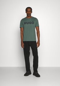 HUGO DULIVIO - Tricou cu imprimeu - dark green