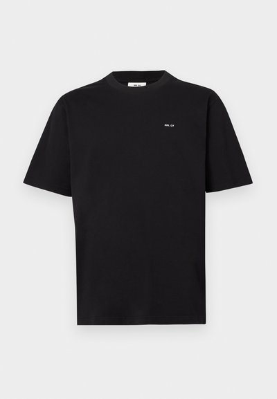 Tricou negru cu mânecă scurtă și guler rotund, cu un mic logo alb "NN. 07" pe pieptul stâng, afișat pe un fundal alb.