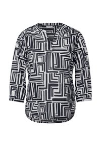 Blusa de patrón en blanco y negro con escote en V, mangas 3/4 y dobladillo redondeado. Presenta diseños de líneas geométricas en una tela ligera.