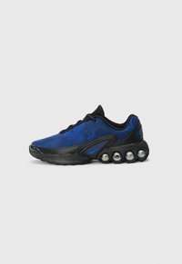 Blauer und schwarzer Sportschuh mit einem strukturierten Mesh-Obermaterial, schlankem Design, schwarzer Außensohle und sichtbarer Luftpolsterung an der Ferse.