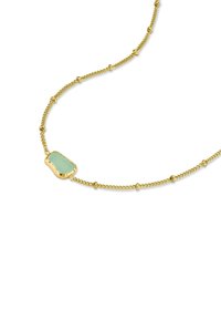 Collana in oro con piccoli anelli rotondi, un accento di pietra irregolare di colore verde chiaro e una montatura in oro testurizzato.