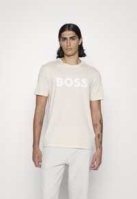 BOSS THINKING - Apdrukāts T-krekls - open beige