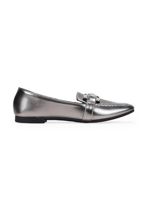 Scarpe piatte argento metallico con punta appuntita, caratterizzate da una fascia decorativa e un dettaglio con fibbia sulla parte anteriore, e una soletta nera bassa.