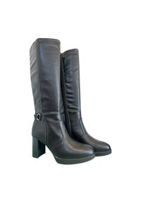 Stivali neri in pelle al ginocchio con punta rotonda, tacco a blocco, zip laterale e decorazione a cintura. Texture liscia con cuciture minime.