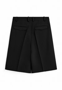 Shorts noirs ajustés avec un devant plat, poches arrière visibles et plis subtils. Fabriqués en tissu lisse, conçus pour un ajustement structuré.