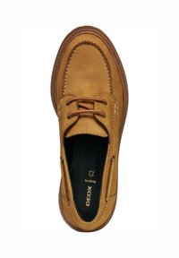 Zapato de barco para hombre en gamuza color canela con suela de goma marrón, detalles de costura, cordones de dos ojales y plantilla negra con la marca "GEOX Respira."