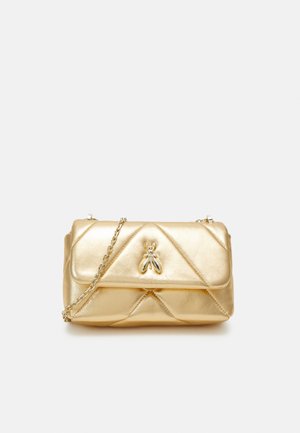Gouden metallic gewatteerde handtas met flap, ketting schouderriem en een kleine metalen insectenvormige decoratie aan de voorkant.