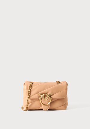 Quiltet beige skinnveske med en gullfarget fugleaccent, ringlås og kjedestropp. Kompakt rektangulær form med sømte detaljer.