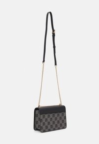 DKNY ECHO CHAIN FLAP - Skulderveske - black