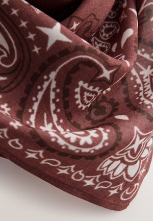 Tessuto morbido con motivi paisley e stelle bordeaux e bianchi, mostrato in primo piano con pieghe delicate e texture liscia.