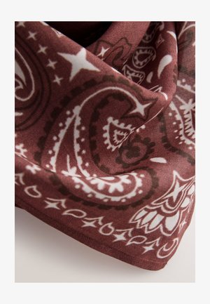 Tessuto morbido con motivi paisley e stelle bordeaux e bianchi, mostrato in primo piano con pieghe delicate e texture liscia.