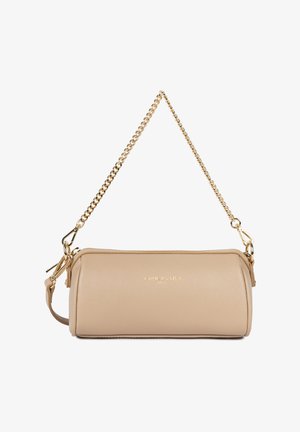 Beige leren handtas met een cilindervorm, voorzien van een gouden kettingband en gouden hardware accenten. Textuur oppervlak met logo-detail.