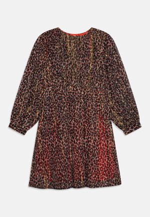 Vestido de estampado de leopardo en tonos rojos, naranjas y negros. Cuenta con mangas largas, cintura fruncida y una textura de tela suave con un ligero brillo.