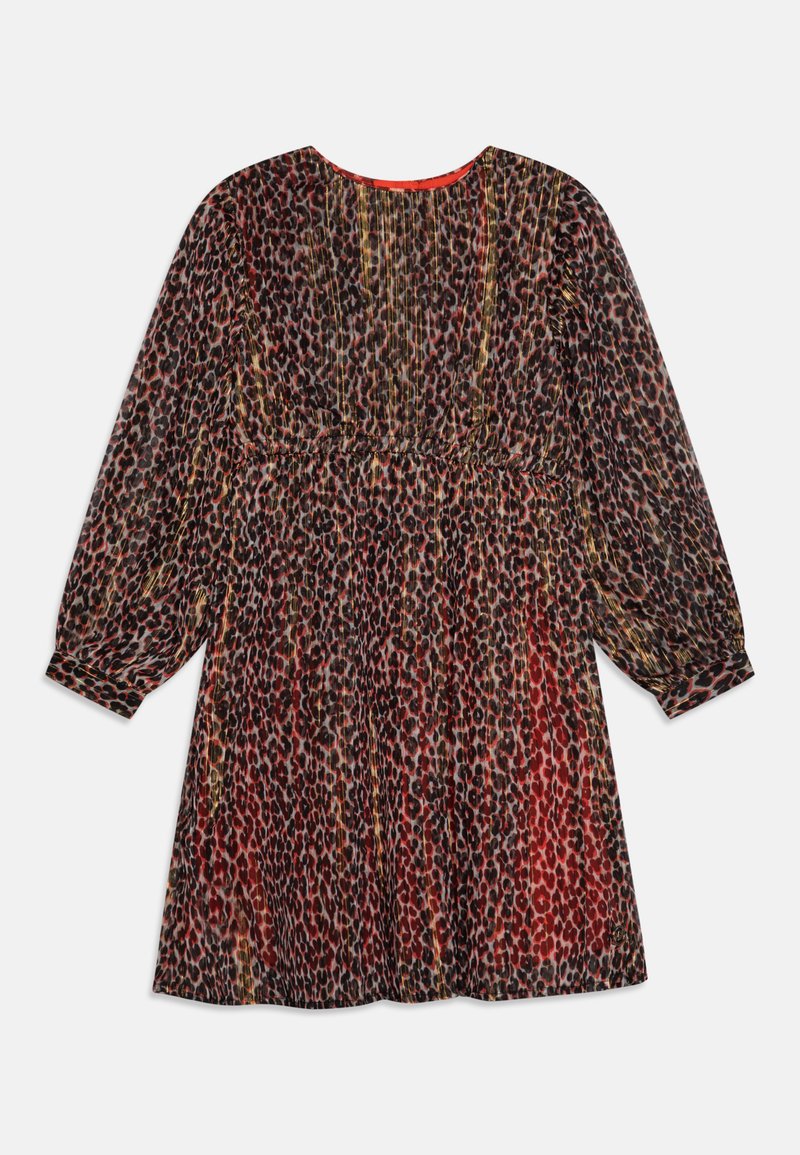Vestido de estampado de leopardo en tonos rojos, naranjas y negros. Cuenta con mangas largas, cintura fruncida y una textura de tela suave con un ligero brillo.
