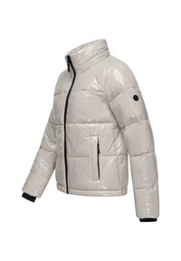 Gevoerde jas van lichtgrijze nylon met glanzende afwerking. Beschikt over een hoge kraag, zwarte rits, voorzakken en elastische manchetten voor extra isolatie.