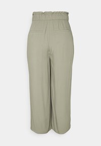 Kalhoty s vysokým pasem a volným střihem v světle olivové barvě, s elastickým pasem a dvěma vodorovnými zadními kapsami na bílém pozadí.