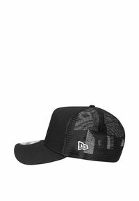 Schwarze Baseballmütze mit festem Vorderteil und Netzrücken, ausgestattet mit einem flachen Schirm und einem weißen Logo auf dem Vorderpanel. Robustes Material und strukturiertes Design.