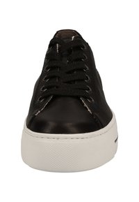 Baskets en cuir noir avec une tige texturée, lacets plats noirs et semelle en caoutchouc blanc ornée d'une fine bande noire autour de la base.