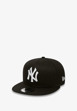Schwarze Baseballmütze mit einem weißen gestickten "NY"-Logo. Strukturierte Form mit einem flachen Schirm und verstellbarem Snapback-Verschluss.