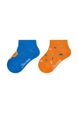 Blaue und orangefarbene Knöchelsocken; die blaue Socke zeigt ein Bärenmotiv, die orangefarbene Socke hat bunte geometrische Muster; aus Baumwollmischung, weiche Textur.