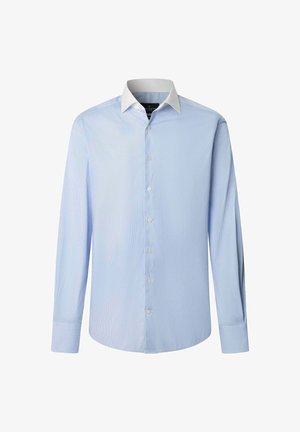 Hellblaues Herrenhemd mit dünnen vertikalen Streifen, weißem Kragen, durchgeknöpftem Vorderteil und langen Ärmeln mit Manschetten.