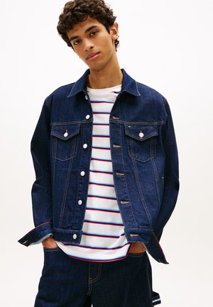Tommy Jeans, RYAN REGULAR TRUCKER - Cowboyjakker - denim dark