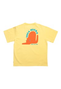 Gelbes Baumwoll-T-Shirt mit einem großen orange-blauen Grafik auf der Rückseite, die "YOGA MACHT KEINEN SPASS" mit einer stilisierten Figur zeigt.
