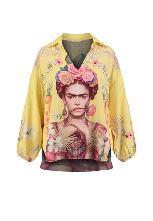 Blouse jaune à manches longues présentant un portrait détaillé d'une femme avec des fleurs dans les cheveux et une rose dans la bouche, entourée d'éléments botaniques.
