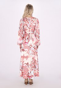 Rochie maxi cu un model floral, având nuanțe de roșu, albastru și bej. Mâneci lungi, talie legată și detalii cu nasturi la spate. Textură netedă.