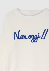 Maglione bianco a maglia con colletto rotondo a coste. Presenta la scritta ricamata in blu "Non oggi!!" con un font giocoso. Texture morbida, design casual.