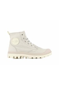 Stivali alte in tela beige chiaro con punta in gomma e suola crema strutturata. Presentano una patch rotonda con logo sul lato e lacci grigi.