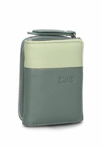 Cartera compacta de cuero bicolor con cierre de cremallera y broche, que presenta un logo de la marca en relieve en el frente.