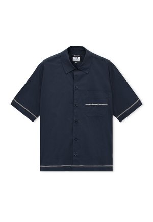 Tengerészkék rövid ujjú, gombos ing mellzsebbel, fehér varrással az ujjakon, a zsebnél és az alján, valamint gallérral.