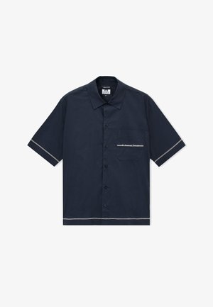 Tengerészkék rövid ujjú, gombos ing mellzsebbel, fehér varrással az ujjakon, a zsebnél és az alján, valamint gallérral.