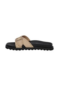 Sandalo slide beige con una fascia larga e ornamenti di borchie e una fibbia rettangolare, posizionato su una suola in gomma nera texturizzata.