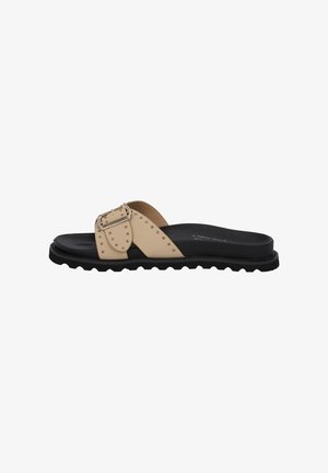 Sandalo slide beige con una fascia larga e ornamenti di borchie e una fibbia rettangolare, posizionato su una suola in gomma nera texturizzata.