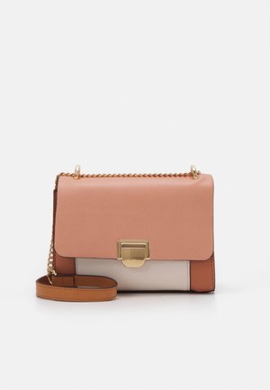 Torebka w wielu kolorach z różową górną klapą, beżowym korpusem i brązowymi akcentami. Złote elementy i odpinany łańcuszek dodają szczegółów.