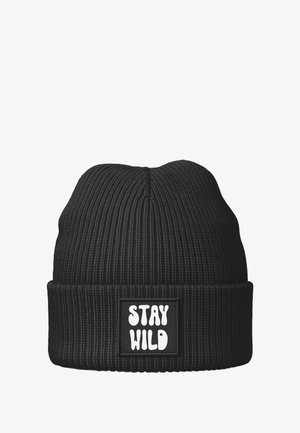 Schwarze, gestrickte Mütze mit geripptem Muster, mit einem rechteckigen schwarzen Aufnäher, auf dem in verspielter Schrift der weiße Text „STAY WILD" steht.