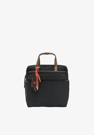 Czarna torba z tkaniny z brązowymi skórzanymi akcentami, górnymi uchwytami, zapinanymi komorami oraz pomarańczowym brelokiem z brązową metką.