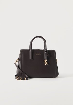 Borsa a mano in pelle nera con due manici, tracolla removibile e ciondolo con logo MK dorato sul davanti su sfondo semplice.