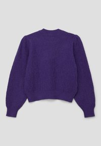 Pull en tricot violet avec un tissu texturé, un col rond et des manches bouffantes avec des poignets côtelés et un bas côtelé.