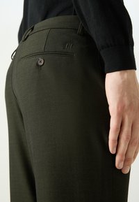 Les Deux COMO PANTS SEASONAL - Chino hlače - deep forest/charcoal