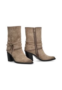 Botines de ante topo de altura media con tacones cuadrados, correas laterales con hebillas y cierre frontal de cremallera, mostrados sobre un fondo blanco.