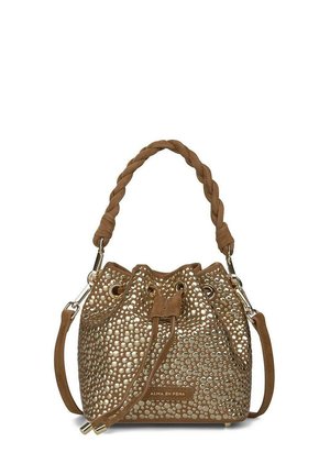 Bolso tipo bucket marrón con cierre de cordón, asa trenzada y tachuelas redondas doradas en el exterior, con correa de hombro desmontable.