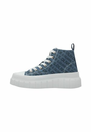 Baskets montantes en matériau bleu denim avec impression de logo noir, bout en caoutchouc blanc et épaisse semelle blanche avec un détail texturé.