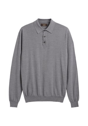 Maglione polo grigio lavorato a maglia a maniche lunghe con colletto, tre bottoni sulla patta e polsini e orlo a coste.