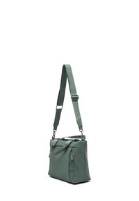 Žalia sintetinė kuprinė stačiakampio formos, sureguliuojamu peties diržu, viršutinėmis rankenomis ir šonine kišene su užtrauktuku.