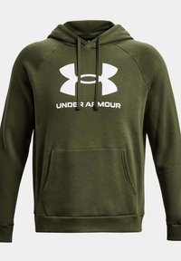 Felpa con cappuccio verde oliva realizzata in tessuto morbido, con un grande logo bianco di Under Armour, coulisse regolabile e tasca frontale tipo kangaroo.