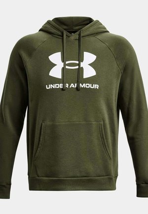 Olivgrüner Hoodie aus weichem Material, mit einem großen weißen Under Armour-Logo, verstellbarem Kordelzug und einer frontalen Kängurutasche.