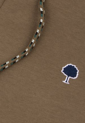 Tessuto marrone con un cordoncino intrecciato che presenta dettagli bianchi, neri e turchesi, e un piccolo logo ad albero ricamato di colore blu navy.
